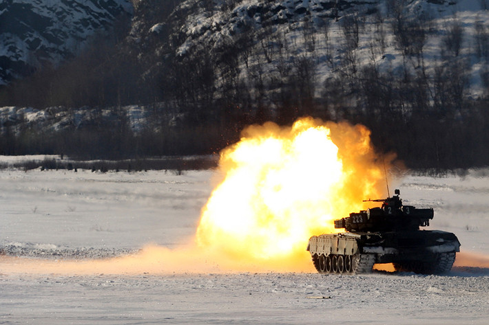 Cơ bản pháo chính hay giáp bảo vệ của T-80 nếu so với T-72B3 và T-90A của Nga không hơn kém nhiều. Tuy vậy, điểm khác có lẽ nằm nhiều ở hệ thống điều khiển hỏa lực ở xe Nga đã hiện đại hơn nhiều. Đó là còn chưa kể việc trên T-90A còn có hệ thống phòng vệ chủ động Shtora. Nguồn ảnh: Wikipedia