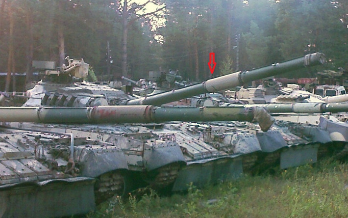 Sau năm 1991, Ukraine đã nhận lại từ Liên bang Nga khoảng 500 chiếc T-80. Tuy nhiên do nền kinh tế khủng hoảng cũng như những vấn đề chính trị đã khiến số lượng tăng T-80 của nước này liên tục suy giả. Đến năm 2018 ước tính chỉ còn khoảng 100 chiếc trong biên chế, số còn lại nằm trong nhà kho hoặc các bìa rừng như trong ảnh. Nguồn ảnh: Bmpd
