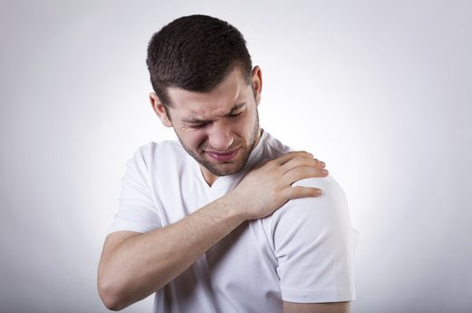 Đau vai. Cơn đau này do dây chằng và cơ bắp hỗ trợ cánh tay và khớp vai khi bạn luyện tập. Nếu chấn thương nặng có thể làm cho vai khó chuyển động và căng cứng. Để phòng tránh chấn thương cơ vai bạn cần khởi động xoay vai và làm giãn cơ trước khi bước vào tập luyện chính.