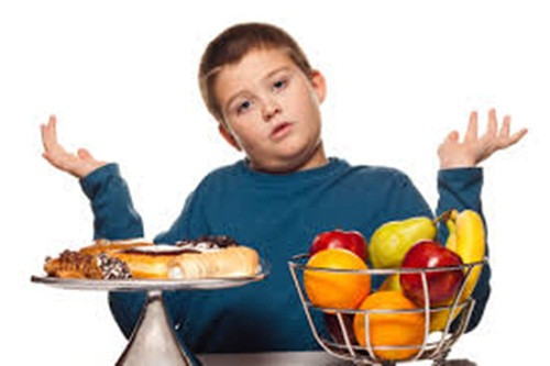 Chất làm ngọt nhân tạo như aspartame, acesulfame-K, đường saccharin có trong soda ăn kiêng, thức uống và nước trái cây đóng chai. Nhiều nghiên cứu cho thấy lượng tiêu thụ quá mức các chất làm ngọt này trong thời gian dài có thể gây nguy hại cho gan và khiến trẻ khó thở.