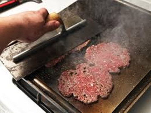 Chảo gang thay vỉ nướng. Thay vì mua vỉ nướng, bạn hoàn toàn có thể dùng chảo gang để làm những ón nướng.