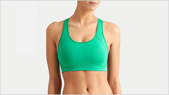 Áo ngực sport bra. Một chiếc áo ngực thể thao sẽ hỗ trợ ngực và giảm nguy cơ hỏng ngực từ những động tác nhảy và tập luyện. Chiếc áo ngực này giúp bạn tập thể dục mà không hề đau đớn.