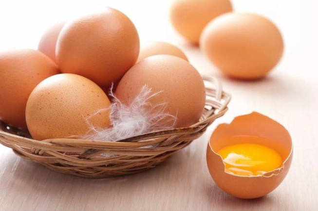 Bạn có thể kiểm tra xem một quả trứng còn sử dụng được hay đã quá hạn bằng cách soi qua đèn. Ảnh: plo.