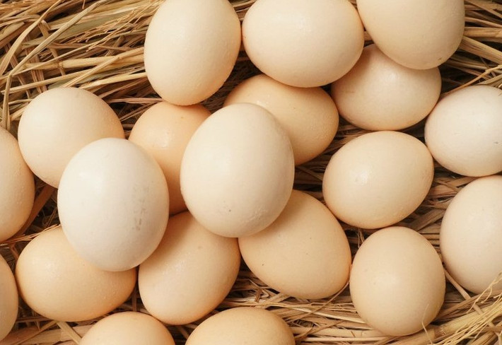 Bạn cũng có thể kiểm tra quả trứng đó còn sử dụng được hay không bằng cách đập trứng ra đĩa và...ngửi. Ảnh: diembaoaz.