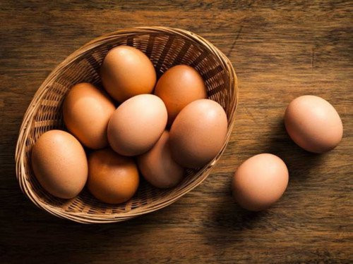 Bên cạnh đó, bạn có thể thử độ nổi của trứng trong nước để kiểm tra độ tươi của trứng. Ảnh: amazonaws.