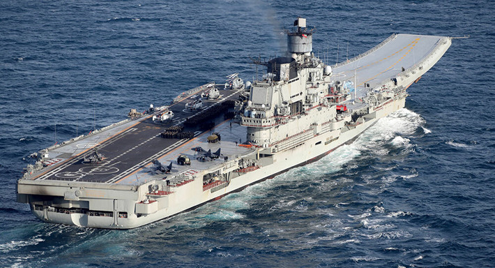 Tàu sân bay Kuznetsov được đưa vào hoạt động trong thời kỳ cuối Chiến tranh Lạnh, trước khi Liên Xô sụp đổ không lâu. Do việc thiếu kinh phí của nước Nga thời hậu Liên Xô, nên Kuznetsov phải nằm bờ trong suốt thập kỷ đầu tiên, trong vòng đời phục vụ của nó.