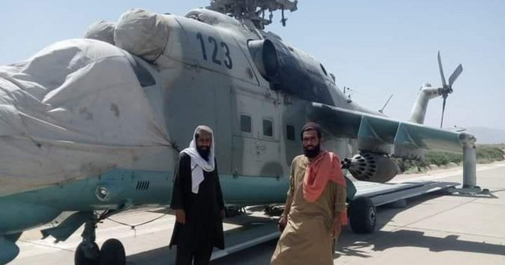 Về không quân, quân đội Afghanistan sử dụng trực thăng Bell UH-1, Sikorsky UH-60, MD500 Defender; một chục máy bay chiến đấu Cessna 208 và tổng cộng hàng chục máy bay vận tải quân sự, bao gồm một chiếc Boeing 727, C-130 Hercules, và Cessna 208.