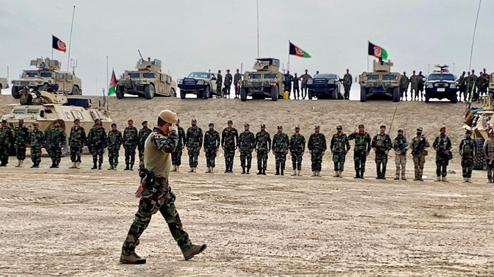 Quân đội Afghanistan đã “vỡ trận” nhanh chóng, tháo chạy và đầu hàng hàng loạt; gần như toàn bộ vũ khí trang bị của họ đã bị lực lượng Taliban thu giữ. Như vậy chỉ một thời gian ngắn ngủi, với nguồn vũ khí từ Quân đội Afghanistan, đã đưa Taliban trở thành lực lượng nổi dậy, được trang bị vũ khí tốt nhất.