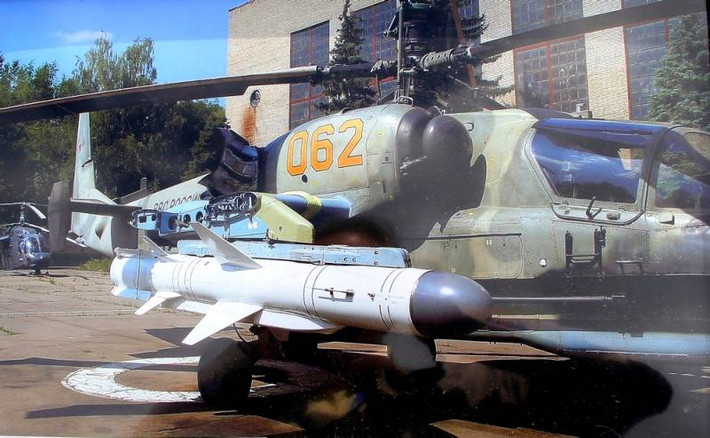 Trực thăng Nga có một lợi thế quan trọng hơn hẳn AH-64, đó là khả năng phóng tên lửa chống hạm Kh-35. Tên lửa Hellfire cũng có thể sử dụng tấn công các mục tiêu mặt nước, nhưng đầu đạn tên lửa chống tàu của Nga uy lực hơn nhiều (145 kg so với 8 kg đối với Hellfire).