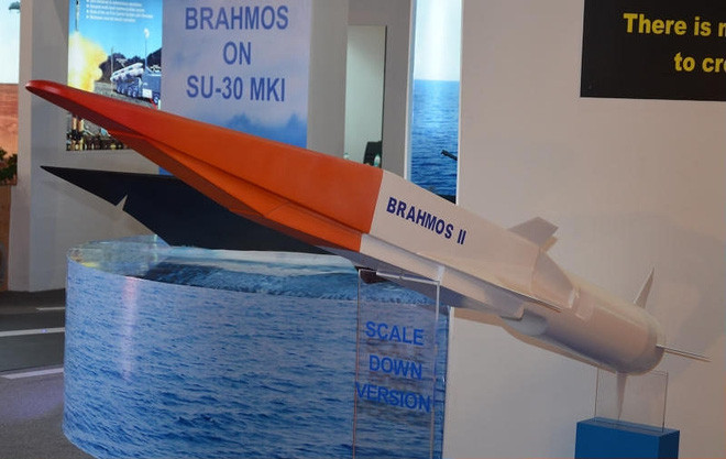 Tên lửa BrahMos-II rất giống với Zircon, chúng đều là loại tên lửa hành trình siêu thanh có cánh; Zircon cũng là một vũ khí chiến thuật, được thiết kế để phóng từ các tàu khu trục, cũng như tàu ngầm của Hải quân Nga.