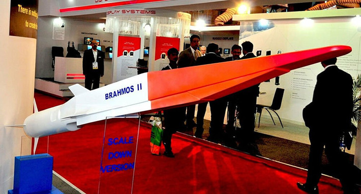 BrahMos cũng cũng là loại tên lửa hành trình có tốc độ siêu thanh, nhưng tốc độ bay của tên lửa chỉ gấp 3 lần tốc độ âm thanh (Mach 3). Nhưng BrahMos-II, giống như Zircon, sẽ nhanh hơn khoảng gấp đôi, bay với tốc độ vượt quá Mach 6.