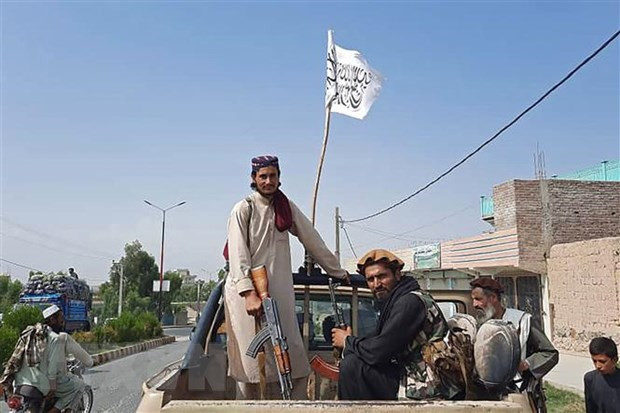 Tờ Free Press đưa tin, binh lính Taliban đã phất cờ của họ trên dinh tổng thống ở Kabul. Còn Tổng thư ký Liên hợp quốc Antonio Guterres kêu gọi các bên xung đột ở nước này kiềm chế tối đa.