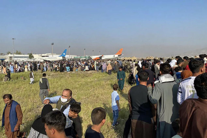Hiện nay tại sân bay Hamid Karzai, lực lượng quân đội Mỹ tại đây đã phải bắn chỉ thiên để ngăn hàng trăm người dân chạy trên đường băng, khiến máy bay không thể cất cánh.