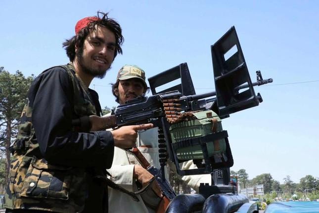 Trước đó, Taliban đã nắm quyền kiểm soát kênh truyền hình nhà nước ở Kabul và trong lời kêu gọi của họ, đã kêu gọi người dân bình tĩnh. Các tay súng Taliban tuyên bố thiết lập quyền kiểm soát trên toàn bộ lãnh thổ Afghanistan.