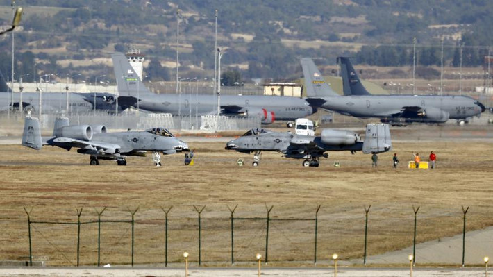 Năm 2014, khi Mỹ bắt đầu ném bom các tổ chức IS ở miền bắc Syria, Thổ Nhĩ Kỳ ban đầu không cho phép các máy bay chiến đấu của liên quân do Mỹ đứng đầu, sử dụng Căn cứ Không quân Incirlik, nằm ở miền Nam Thổ Nhĩ Kỳ để ném bom IS.