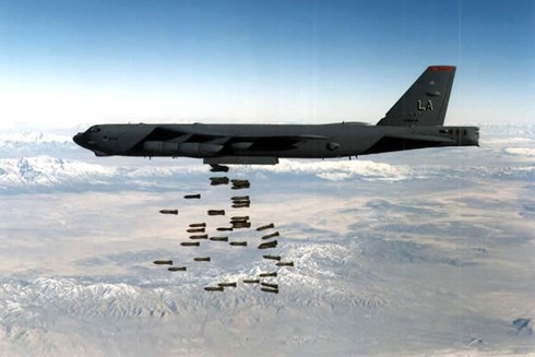 Máy bay B-52, AC-130 và MQ-9 đều là những lựa chọn hợp lý cho các nhiệm vụ không kích. Do Mỹ không thể sử dụng các căn cứ ở quốc gia láng giềng Afghanistan, nên máy bay quân sự của nước này phải bay suốt chặng đường từ các căn cứ của Qatar ở Vịnh Ba Tư đến Afghanistan.