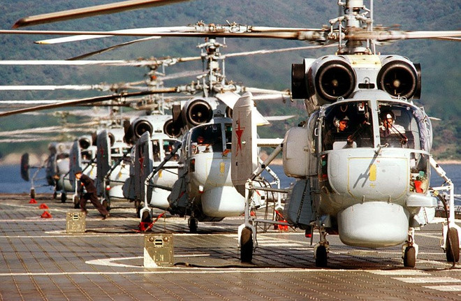 Đầu tiên là Ka-28, chúng ta từng sở hữu 6 chiếc trực thăng đồng trục Ka-28. Việt Nam nhận viện trợ từ Liên Xô những chiếc Ka-28 đầu tiên tháng 03/1988, đây cũng là một trong những loại máy bay trực thăng đồng trục đầu tiên được ta đưa vào vận hành.