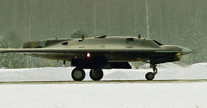 Hiện tại, nhà máy sản xuất máy bay ở Novosibirsk đang sản xuất nhiều chiếc UAV S-70. Và vào khoảng năm sau, những chiếc UAV S-70 này, có thể tham gia vào đội máy bay không người lái Hunter đang thực hiện các chuyến bay thử nghiệm.