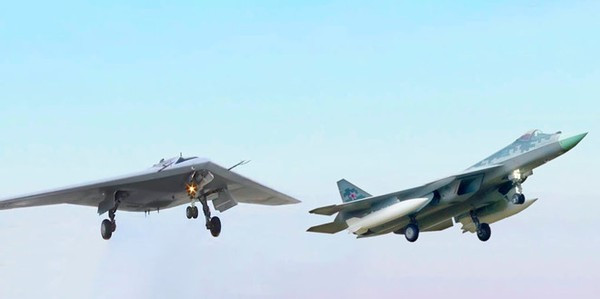 Nhưng Hunter có vẻ kém hấp dẫn hơn về mặt giá cả. Đây là một loại UAV đắt tiền, và Bộ Quốc phòng Nga có thể sẽ mất nhiều thời gian để mở rộng quy mô sản xuất, và cũng sẽ mất nhiều thời gian để loại UAV này, đạt được khả năng bay độc lập và tự chủ thực sự trong các trận chiến trong tương lai. Nguồn ảnh: QQ.