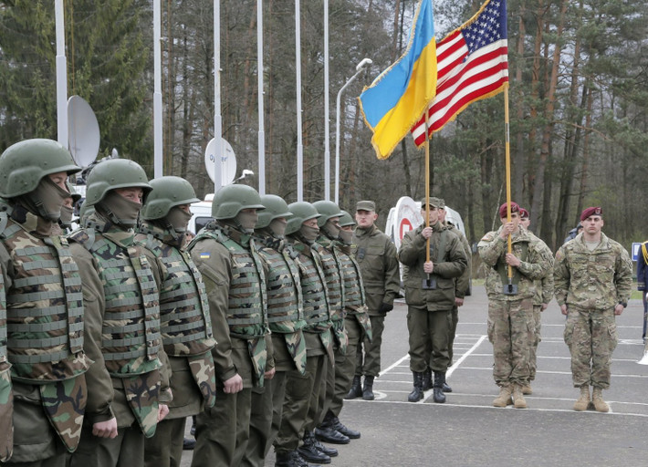 Ukraine đã đạt được nhiều tiến bộ trong việc áp dụng các tiêu chuẩn và thông lệ của NATO và các lực lượng của nước này hiện có 255.000 quân nhân tại ngũ và 900.000 quân dự bị, được huấn luyện thường xuyên với Mỹ và quân đội các nước NATO khác.