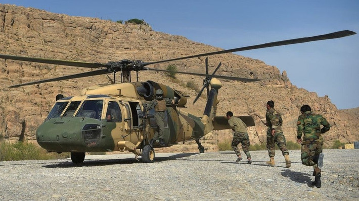 Không quân Afghanistan hiện có 162 máy bay, trong đó có 24 trực thăng UH-60 Black Hawk (Diều hâu đen) của Mỹ và một số trực thăng Mi-17 và Mi-24 của Nga, trong đó 5 trực thăng do Nga sản xuất, nhưng do Ấn Độ cung cấp.