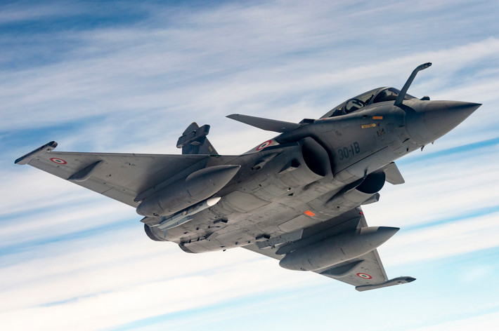 Rafale là một máy bay chiến đấu đa năng thế hệ 4+, trang bị hai động cơ, sử dụng thiết kế cánh tam giác, đặc trưng của thiết kế máy bay chiến đấu Pháp; ngoài ra Rafale được trang bị cánh vịt mũi, giúp máy bay nâng cao khả năng cơ động.