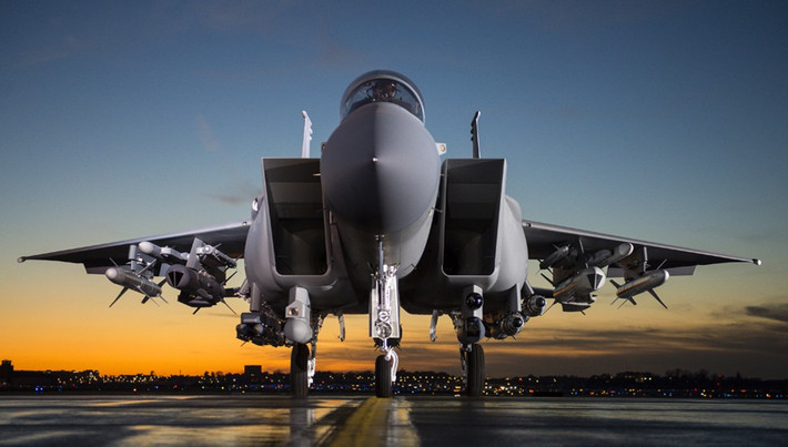 F-15EX có thể mang theo 24 tên lửa; trong quá trình chiến đấu, F-15EX có thể tương tác với F-35 qua đường liên kế dữ liệu, và F-35 sẽ đóng vai trò "giám sát" thụ động, để cung cấp cho F-15EX thông tin định vị mục tiêu. Nói cách khác, F-15EX có thể sử dụng thông tin mục tiêu do F-35 cung cấp, để phóng vũ khí vào các mục tiêu này ở khoảng cách xa.