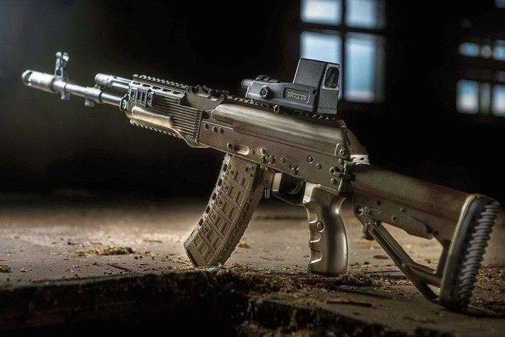 AK-12 sử dụng hộp tiếp đạn tiêu chuẩn có sức chứa 30 viên; toàn bộ súng nặng 3,5 kg khi chưa nạp đạn và cự ly sát thương tối đa 800m; tầm bắn hiệu quả 400m.