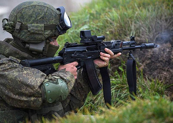 AK-12SP có phần cổ và báng súng khác, tay kéo khóa nòng có thể tháo rời; cần hạn định cách bắn giống súng trường tiến công phương Tây và phụ kiện mới như đèn pin, đèn chỉ thị laser và bộ giảm thanh. Nguồn ảnh: Pinterest.