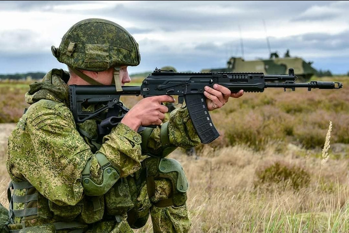 Và ngay buổi khai mạc ARMY 2021, Công ty Kalashnikov đã tiết lộ một biến thể AK-12 mới nhất của gia đình AK, đó là AK-12SP. Được thiết kế để sử dụng cho các lực lượng hoạt động đặc biệt.