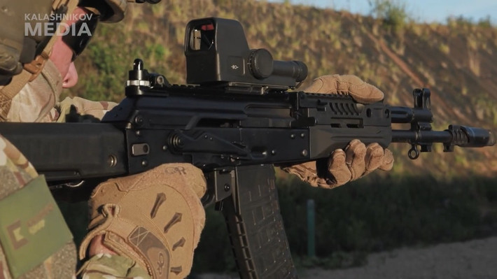 Văn phòng báo chí của Kalashnikov cho biết thêm: “AK-12 đảm bảo cung cấp hỏa lực trong mọi điều kiện thời tiết, địa hình và được phân biệt với các phiên bản AK trước bởi tính chính xác và công thái học tốt. Thiết kế của nó đã được thử nghiệm đầy đủ và khách hàng đã xác nhận điều này”.