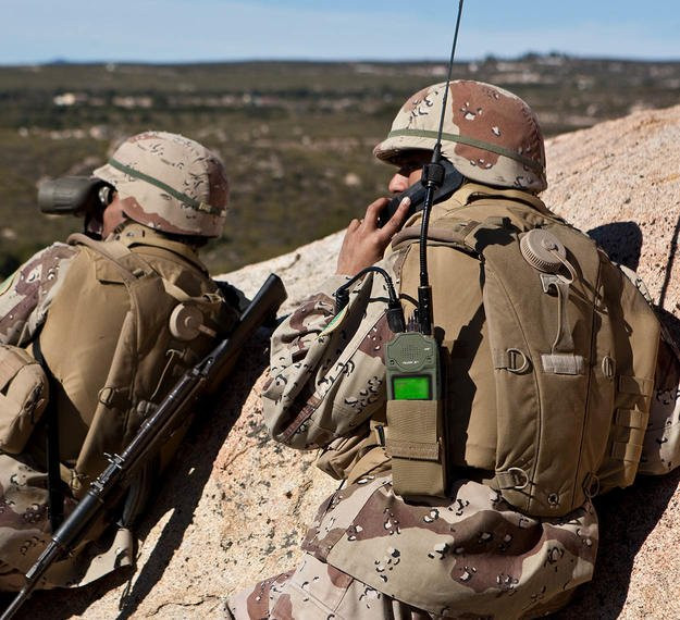 Về phương tiện liên lạc chính là radio Falcon III RF-7800V-HH VHF Combat Net, có khả năng hỗ trợ thoại, kết nối mạng, gửi dữ liệu và có thể được ghép nối với điện thoại thông minh. Tổng giá trị của áo giáp và radio hết có 10,337 USD.