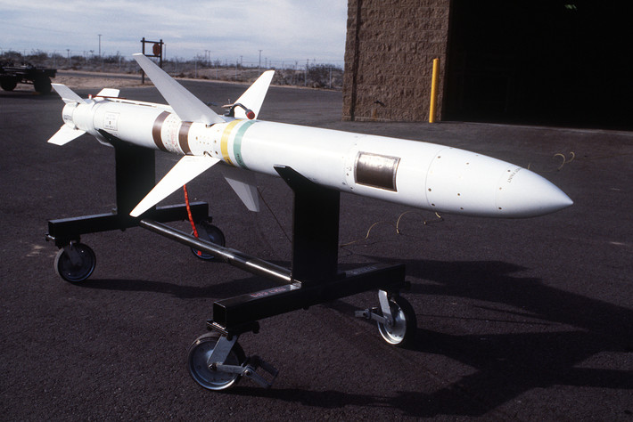 Trong cuộc chiến tranh phá hoại Miền Bắc, Mỹ đã phóng hơn 5.000 tên lửa chống radar Shrike, nhưng các kíp tên lửa Việt Nam đã có cách đối phó, đó là quay ăng-ten và tắt sóng, khiến tên lửa chống radar Shrike mất nguồn dẫn, do vậy chệch hướng ra ngoài.