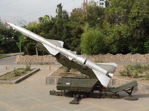 Vào nửa cuối năm 1962, các nhân viên của CIA và Cơ quan Tình báo Quốc phòng bắt đầu luyện tập đánh cắp tên lửa SAM-2, tại một căn cứ ở Florida. Khi đó, họ chế một thiết bị tương tự như “cánh tay sắt” dưới trực thăng, cố gắng cẩu một đoạn ống sắt dài 10m vào khoang xe tải, để mô phỏng mang tên lửa.