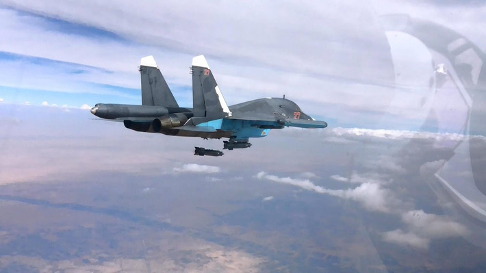 Ngoài tầm bay, tốc độ và trọng tải vượt trội, Su-34 còn tích hợp máy đo mục tiêu laser Platan, nên nó trở thành một trong số ít máy bay chiến đấu của Nga, có thể tự ngắm mục tiêu để ném bom chính xác và một radar PESA đa chế độ phát hiện mục tiêu mặt đất.