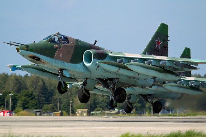 Khi Liên Xô tan rã, Su-25 được chia cho không quân của tất cả các quốc gia kế thừa của Liên Xô; Su-25 của Không quân Nga đã hoạt động trở lại trong chiến dịch Chechnya từ năm 1994 đến 1995, đã thực hiện 5.300 lần xuất kích.