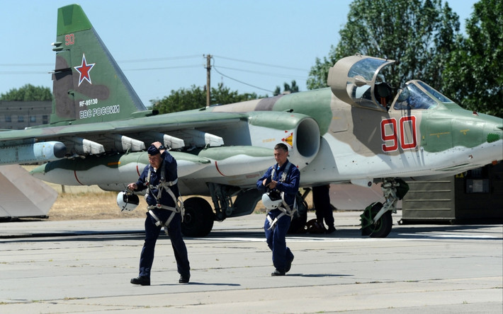 Đầu mũi dưới của Su-25 có một thiết bị chỉ định mục tiêu laser, để dẫn đường cho tên lửa như Kh-25ML và Kh-29 sử dụng ở chiến trường Afghanistan để đánh phá các hang động kiên cố của lực lượng thánh chiến Mujahideen; có thể tấn công các mục tiêu cách xa đến 8km.