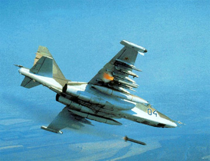 Su-25SM sau khi nâng cấp, có thể sử dụng tên lửa không đối không tầm ngắn R-73 và đã cải thiện khả năng ngắm mục tiêu tốt hơn cho bom dẫn đường bằng laser. Các cải tiến khác, giúp giảm yêu cầu bảo dưỡng và giảm trọng lượng máy bay.