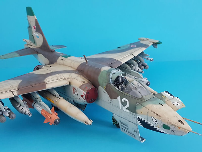 Vũ khí của Su-25 thường bao gồm bom 250 hoặc 500 kg không điều khiển, bom chùm và rocket. Tên lửa có nhiều dạng khác nhau, từ 57 mm, 80 mm, đến 130 mm; thậm chí đến 240 mm hoặc 330 mm. Su-25 cũng có một pháo Gsh-30-2 30 mm dưới mũi, với cơ số đạn 260 viên; mặc dù nó không có tốc độ bắn nhanh như GAU-8.