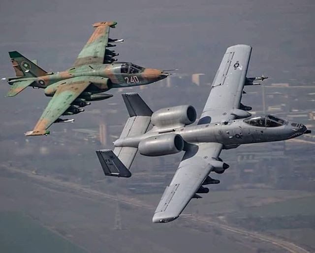 Cùng phân khúc và cùng thời với Su-25 là cường kích A-10 Thunderbolt II của Mỹ. Nhưng trong khi Không quân Mỹ muốn cho A-10 loại biên bắt đầu từ năm 2022, nhưng Su-25 vẫn đang được nâng cấp để đáp ứng yêu cầu chiến tranh hiện đại và chờ loại chiến đấu cơ mới thay thế nó.