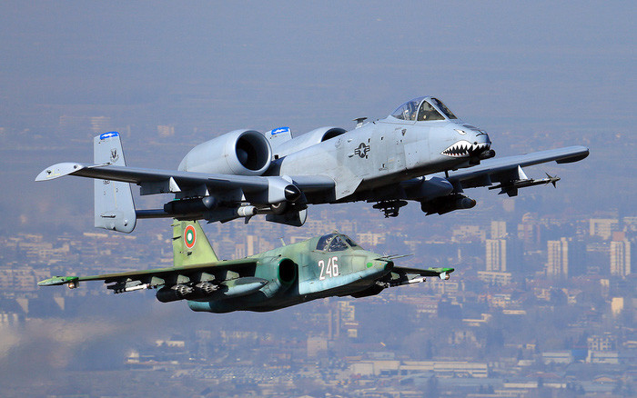 Mặc dù có những điểm tương đồng với A-10, nhưng Su-25 nhỏ hơn và nhẹ hơn, đồng thời có tốc độ tối đa nhanh hơn 50% so với máy bay cường kích A-10. Tuy nhiên Su-25 có tầm bay và thời gian bay ngắn hơn, chỉ có thể mang tải trọng tối đa 4.000 kg vũ khí, trong khi A-10 mang được 8.000 kg vũ khí.