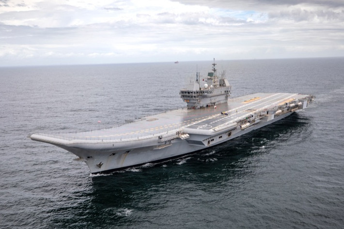 Con tàu sân bay INS Vikrant thứ hai, bắt đầu tiến hành cho các cuộc thử nghiệm trên biển và dự kiến sẽ đi vào hoạt động vào năm 2022. Việc đóng tàu INS Vikrant bắt đầu vào năm 2006, và đã trải qua nhiều lần trì hoãn trong quá trình xây dựng.