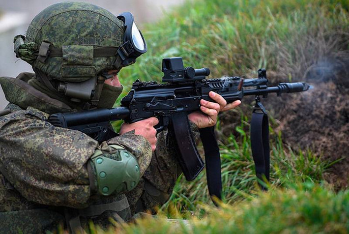 Dòng súng trường tấn công AK-47 Kalashnikov đã nổi tiếng toàn thế giới. Hiện nay AK chiếm 20% tổng số vũ khí nhỏ trên toàn cầu; hơn 80 triệu khẩu AK đã được sản xuất trên khắp thế giới; Kalashnikov đang phục vụ trong biên chế của 50 quân đội các quốc gia và luôn được đánh giá là vũ khí có độ tin cậy cao.