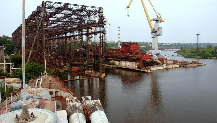 Một người đàn ông trạc tuổi 80 đi đi lại lại gần hàng rào cao và đổ nát của nhà máy. Người đàn ông này là Vladimir Ivanovich, ông ấy biết mọi thứ ở đây. Ông ấy đã làm việc trong nhà máy này cách đây 40 năm; Ivanovic nói rằng, ông làm việc ở một xưởng rất hiện đại, nhưng bây giờ không có gì trong xưởng của ông.