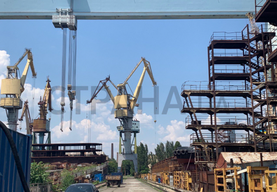 Chiếc cần cẩu sắt khổng lồ cao 25 tầng và có thể nhìn thấy từ cách nhà máy vài km, biểu tượng một thời của Nhà máy; tuy nhiên số phận của cần cẩu khổng lồ này sắp kết thúc, và nó có thể bị tháo dỡ và bán sắt vụn.