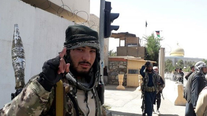 Trên các mạng xã hội, tràn ngập cảnh binh lính Quân đội Afghanistan chạy ra khỏi các thành phố, đặc biệt là thành phố lớn thứ hai ở Afghanistan - Kandahar. Taliban đã tuyên bố chiếm được thành phố lớn thứ hai và ba là Kandahar và Herat.