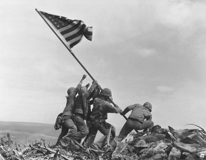 Vào ngày 23/2/1945, đơn vị Thủy quân lục chiến số 5 của Hải quân Mỹ đã leo lên núi Orbachi, một số binh sĩ đã nâng và cắm lá cờ Mỹ, đánh dấu chiến thắng trước lực lượng phát xít Nhật trên đảo.