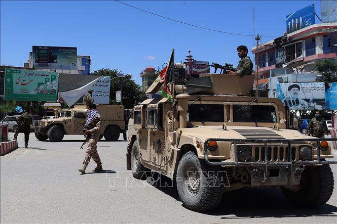 Trong các tài liệu tuyên truyền do Taliban phát hành, lực lượng đặc biệt này mô phỏng lại hoàn toàn trang phục và thiết bị của quân đội Mỹ từ quân phục rằn ri cho đến ủng chiến đấu, đi bằng xe địa hình bọc thép Hummer và sử dụng súng M4A1 carbine của quân đội Mỹ.