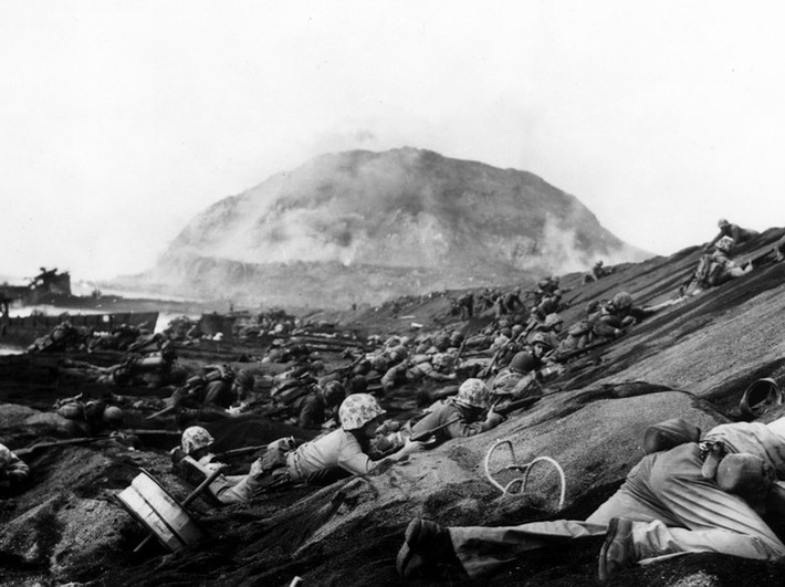 Phóng viên Joe Rosenthal của Associated Press Army, đã chụp bức ảnh lịch sử nổi tiếng với tên gọi “Cắm cờ trên đảo Iwo Jima”; bức ảnh này đã được lưu hành khắp nước Mỹ qua hàng nghìn tờ báo.