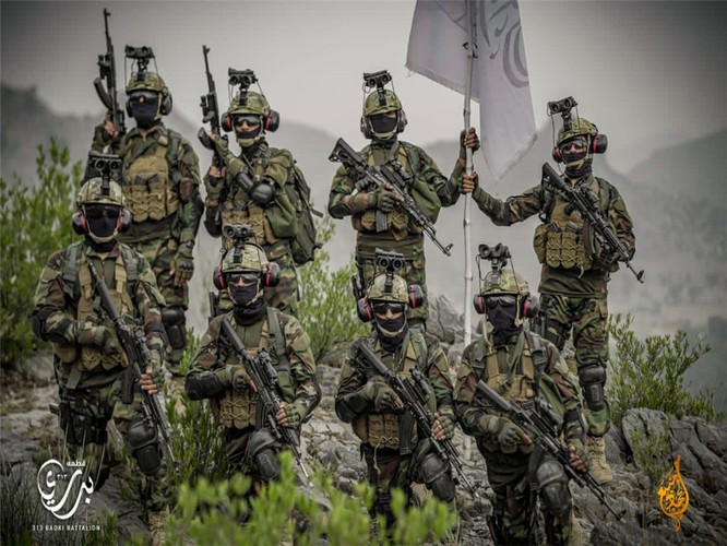 Theo Daily Mail, Tiểu đoàn Badr 313 là một lực lượng đặc biệt của Taliban, có tên xuất phát từ Trận chiến Badr trong Kinh Qur'an. Họ được đào tạo tốt nhất và được trang bị những thiết bị tiên tiến nhất trong toàn lực lượng Taliban; trong đó có phần lớn là vũ khí Mỹ.